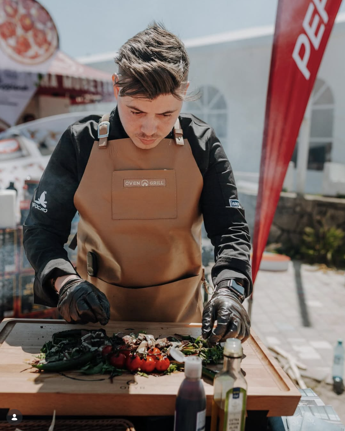 Alex în timpul platingului la un eveniment culinar