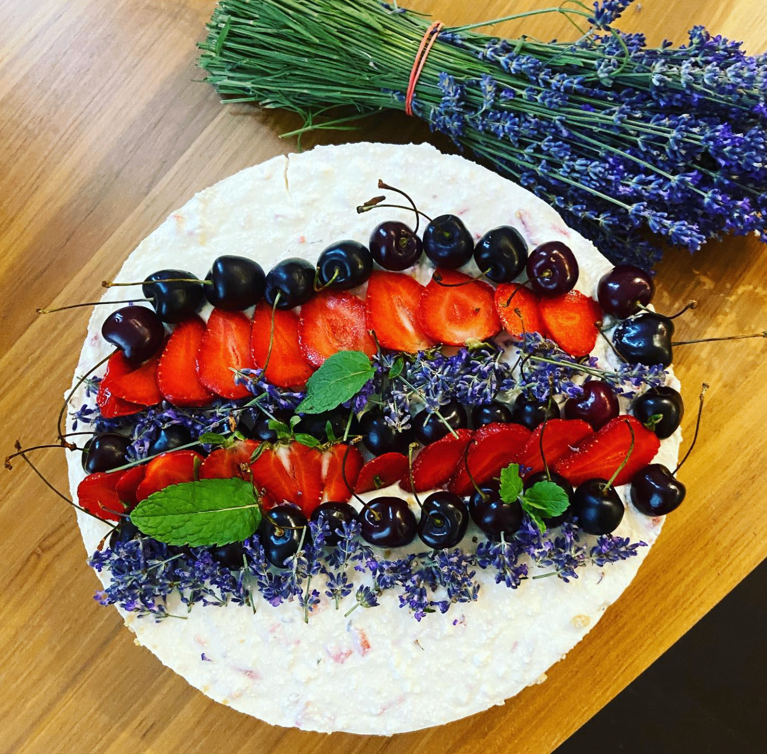 Tartă decorată cu căpșuni, cireșe și lavandă