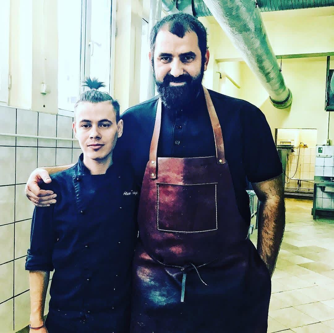 Alex alături de Chef Adi Hădean în bucătărie